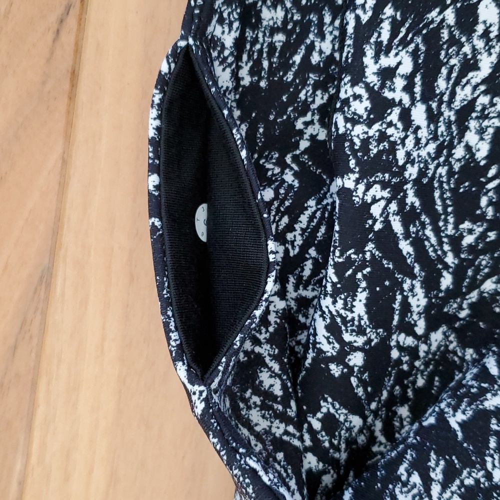 Lululemon Wunder Under Pant III, Size 6 - Picture 6 of 16